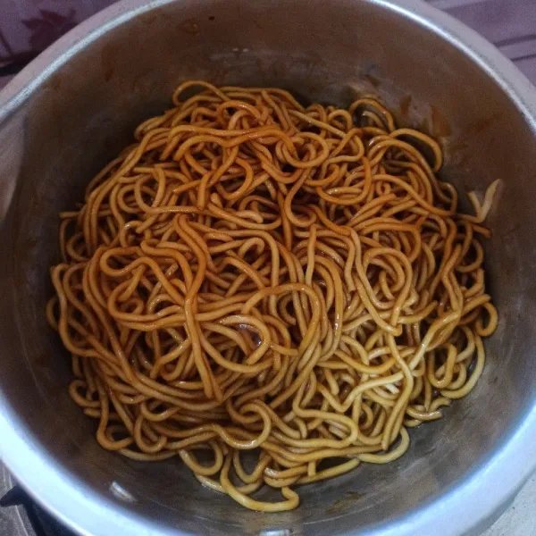 Tiriskan mie tambahkan saus tiram, kecap asin dan kecap manis secukupnya aduk hingga tercampur rata.