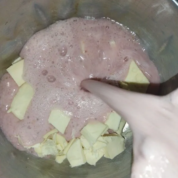 Lalu tambahkan strawberry yang sudah diblender dengan susu cair.