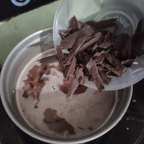 Nyalakan kompor, masak hingga panas, masukan coklat yang sudah di potong-potong aduk rata