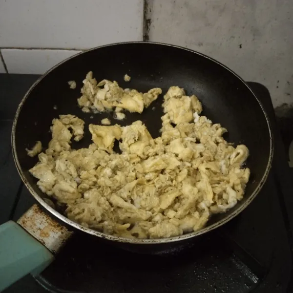 Masak telur sambil diaduk menjadi orak arik,angkat dan sisihkan.