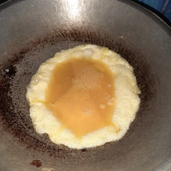 Goreng telur dadar menjadi 3 buah, lalu sisihkan.