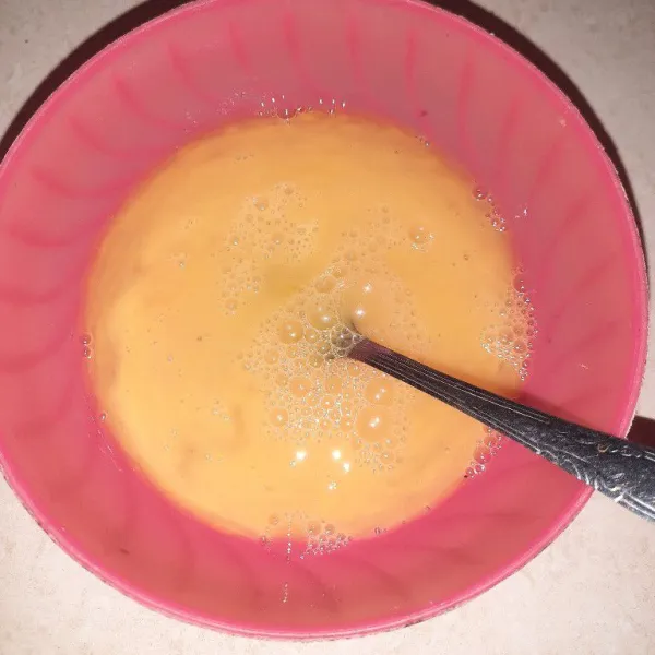 Kocok lepas telur, sambil ditambahkan kaldu bubuk.