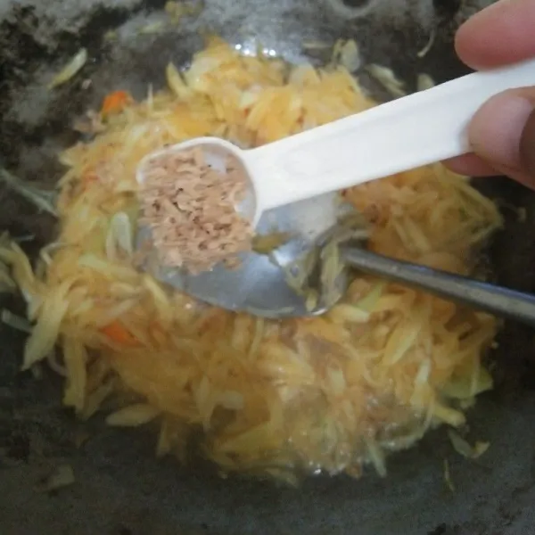 Masukkan 1 sendok teh udah rebon, aduk hingga merata dan jangan lupa koreksi rasa