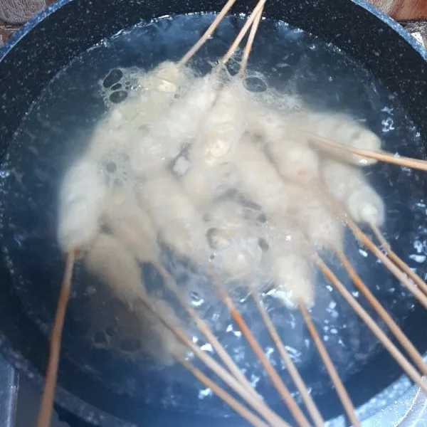 Rebus di air mendidih yang sudah di beri sedikit minyak agar sempol tidak lengket satu sama lain, cukup di rebus selama 10 menit saja ya