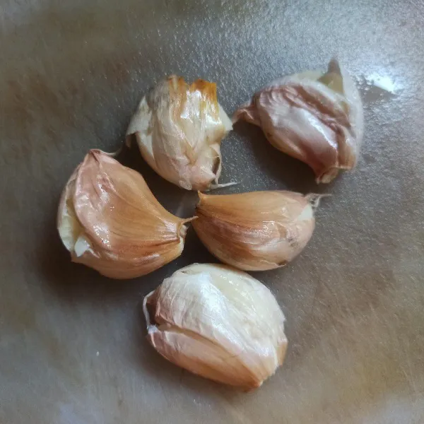 Sambil menunggu tempe matang geprek bawang putih.