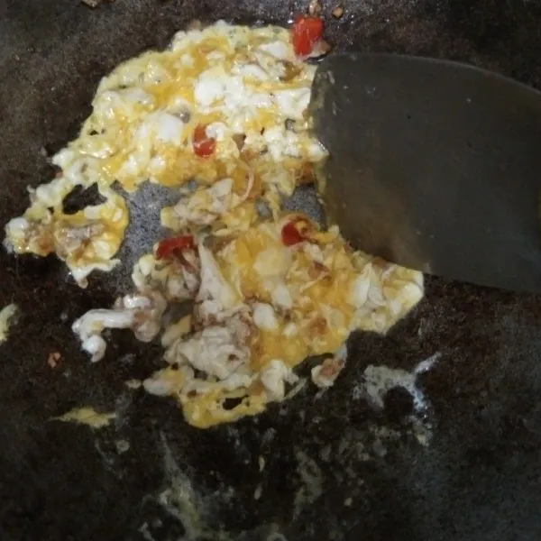 Masukkan telur dan orak arik hingga setengah matang