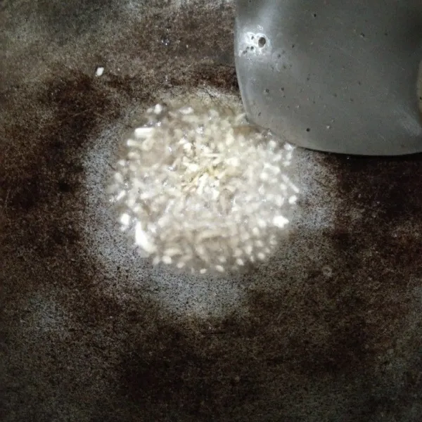 Panaskan minyak lalu tumis bawang putih terlebih dahulu hingga berbau wangi lalu masukkan cabai rawit