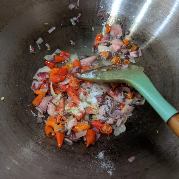 Masukkan garam dan kaldu bubuk. Aduk. Koreksi rasa