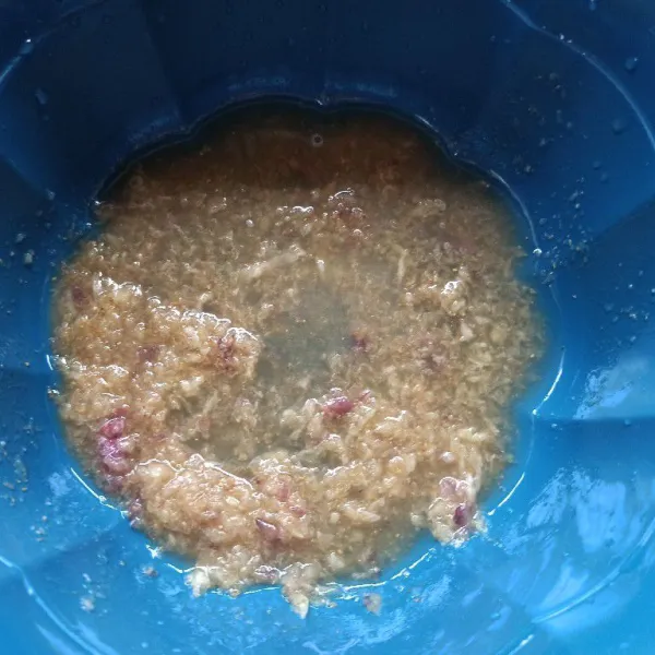 Campur bumbu halus dan air aduk rata.
