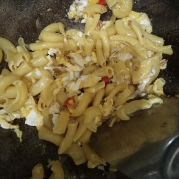 Masukkan makaroni dan aduk hingga tercampur