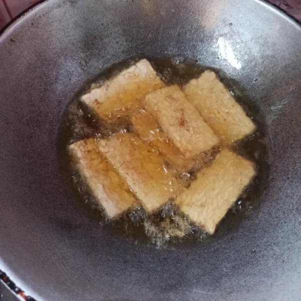 Panaskan minyak goreng secukupnya, setelah minyak cukup panas masukkan tempe goreng hingga matang.