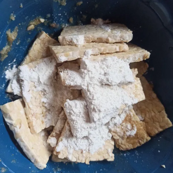 Masukkan tempe dan tepung maizena.