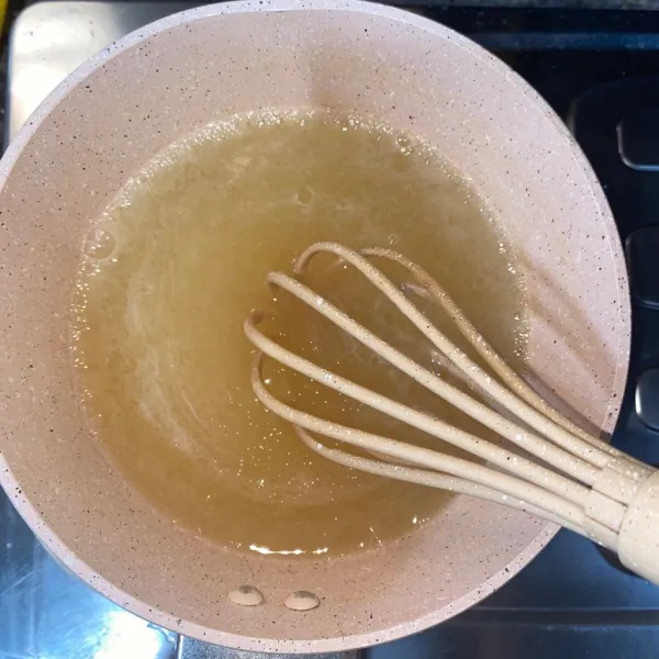 Campurkan bubuk jelly, gula dan air. Aduk sampai larut lalu masak sambil diaduk sampai mendidih.