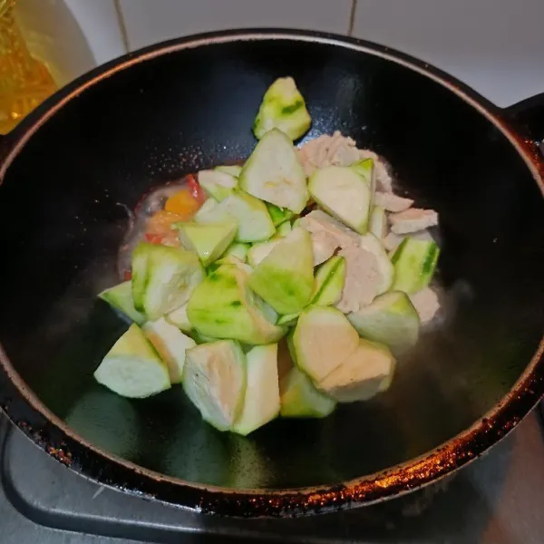 Kemudian masukkan oyong dan bakso, masak hingga oyong layu dan bakso matang