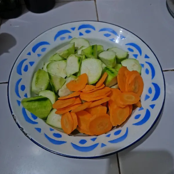 Kupas oyong dan wortel, kemudian potong-potong sesuai selera