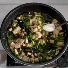 Tambahkan daun kucai dan larutan maizena. Masak sebentar saja.Angkat dan sajikan