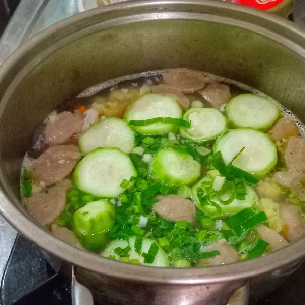 Masukkan irisan daun bawang dan seledri.Masak hingga semua sayuran matang.Angkat dan siap disajikan.