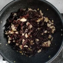 Masukan irisan jamur kuping dan masak kembali hingga tercampur rata