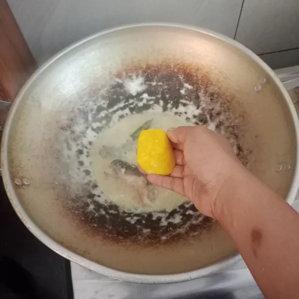 Masukan tahu, potong dadu. Masak sebentar . Siap di sajikan