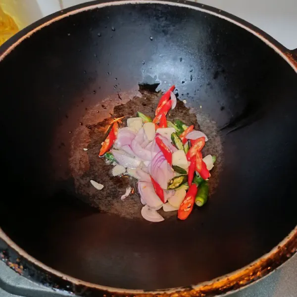 Panaskan wajan, beri minyak secukupnya. Tumis bawang merah, bawang putih, cabe merah dan cabe ijo hingga harum