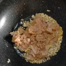 Masukan cincangan ayam dan masak hingga ayam berubah warna