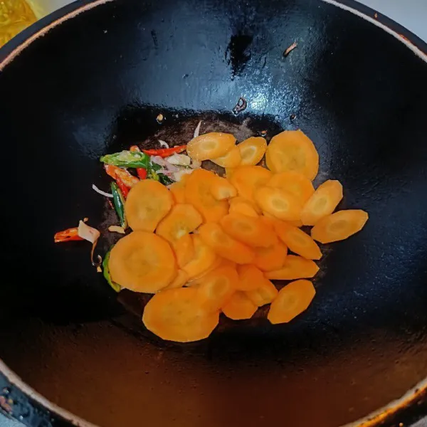 Masukkan wortel, beri air dan masak hingga wortel empuk