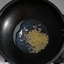 Panaskan minyak goreng. Tumis bawang putih hingga harum dan sedikit berwarna kecoklatan