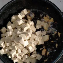 Masukan potongan tahu, beri air dan tambakan saos tiram, kecap manis, garam, kaldu bubuk, lada bubuk dan minyak wijen.Masak sampai air sedikit menyusut. Jangan lupa test rasa