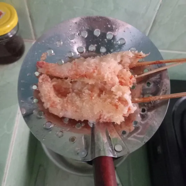 Tiriskan dulu dan sajikan dengan saus sambal dan mayonaise.