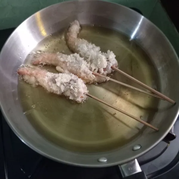 Goreng udang hingga matang.