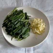 Potong - potong daun kucai dan cincang kasar bawang putih