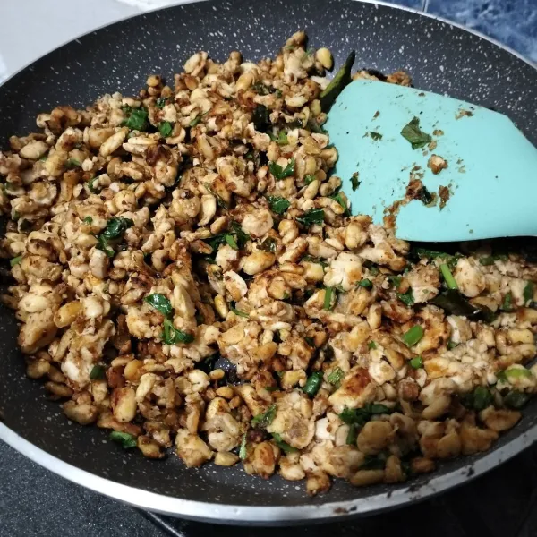 Tambahkan garam dan penyedap. Aduk terus, sampai tempe tidak basah. Masak hingga matang. Siap disajikan.