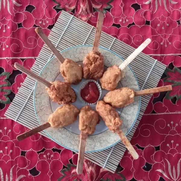 Sajikan ayam stik balur telur dengan cocolan sambal botol pedas.