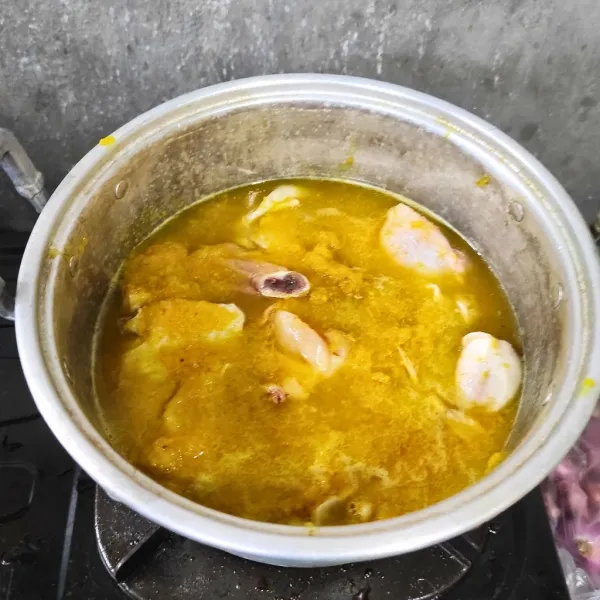 Ungkep ayam, tambahkan bumbu halus, kaldu bubuk, garam, gula, lada & air. Masak ayam selama 25 menit/sampai matang