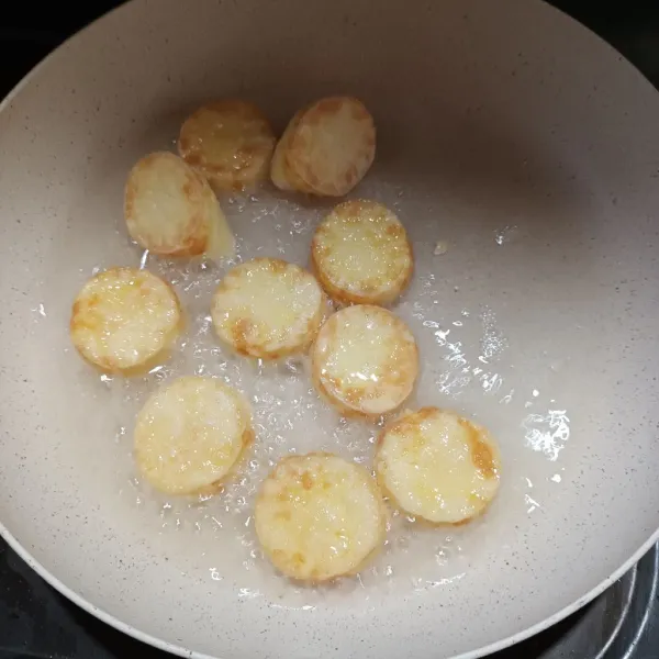 Potong egg tofu, lalu lumuri dengan tepung maizena. Goreng sampai agak kecokelatan. Angkat dan tiriskan.