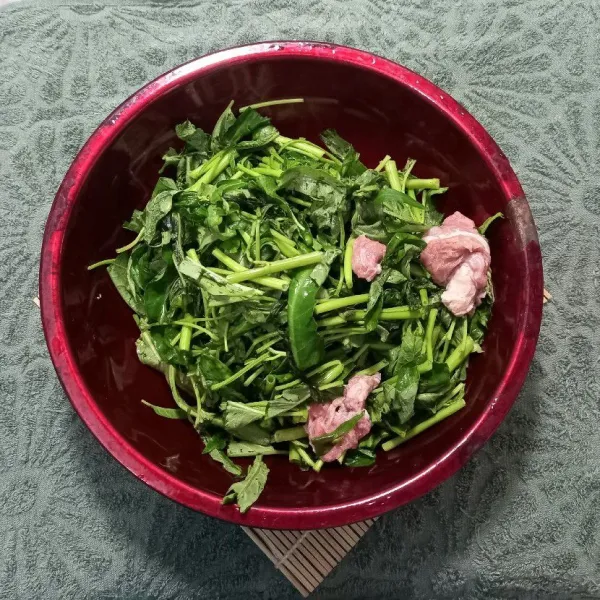 Petik kangkung dan cuci bersih, lalu sisihkan. Potong-potong daging sapi.