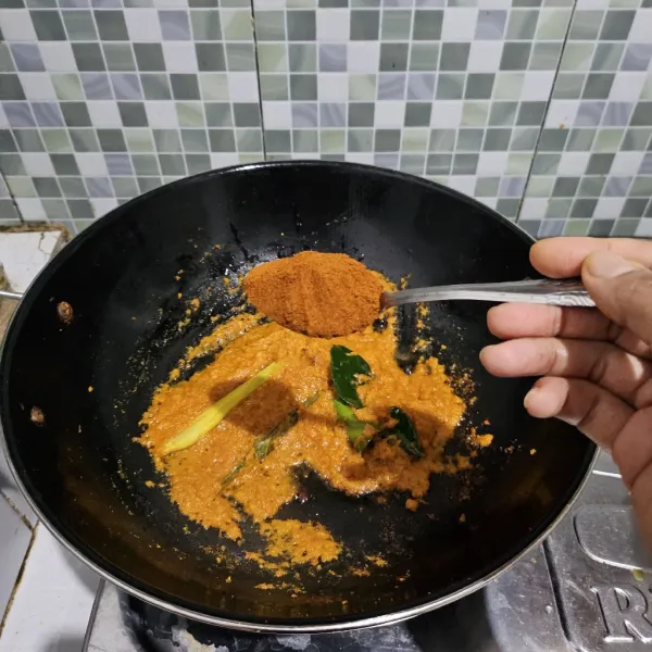 Setelah itu masukkan bumbu red curry. Tumis kembali hingga bumbu agak kering.