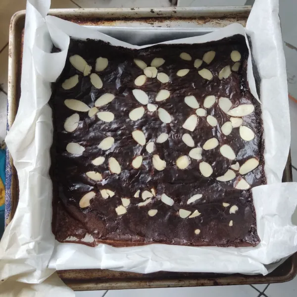 Brownies matang, angkat lalu dinginkan terlebih dahulu sebelum dipotong potong.