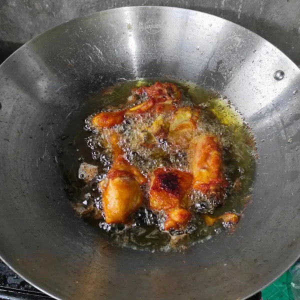 Goreng ayam sampai kecokelatan
