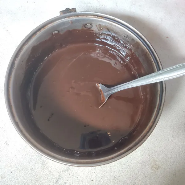 Matikan api. Sisihkan lelehan coklat dan diamkan hingga coklat hangat.