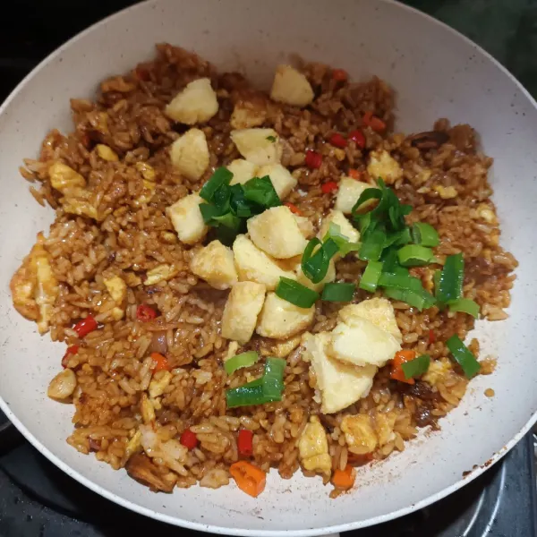 Lalu masukan tofu goreng dan daun bawang, aduk kembali. Matang dan siap disajikan.