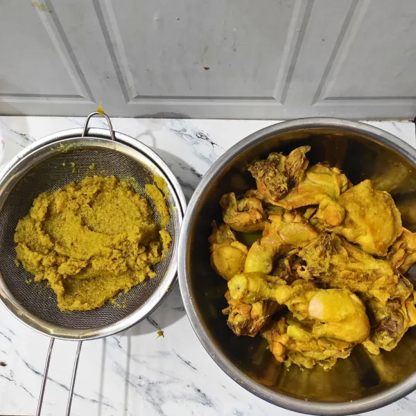 Pisahkan ayam & saring sisa bumbu ungkep