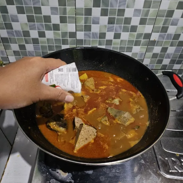 Setelah itu masukkan santan. Masak kembali 5 menit.