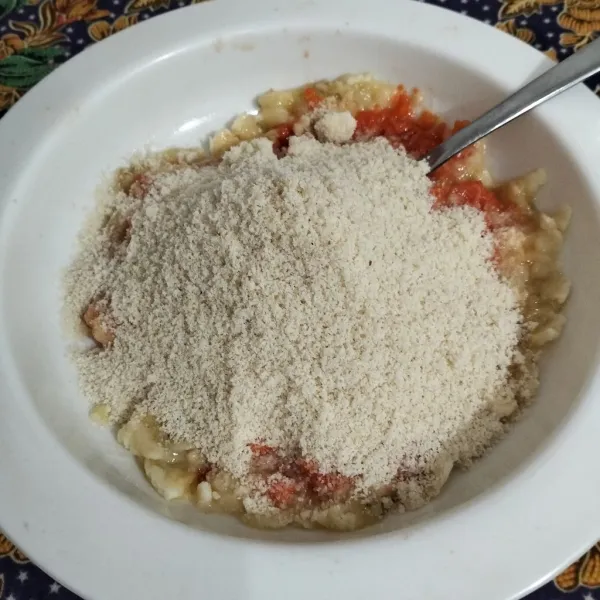 Masukkan susu bubuk dan tepung almond. Aduk rata.