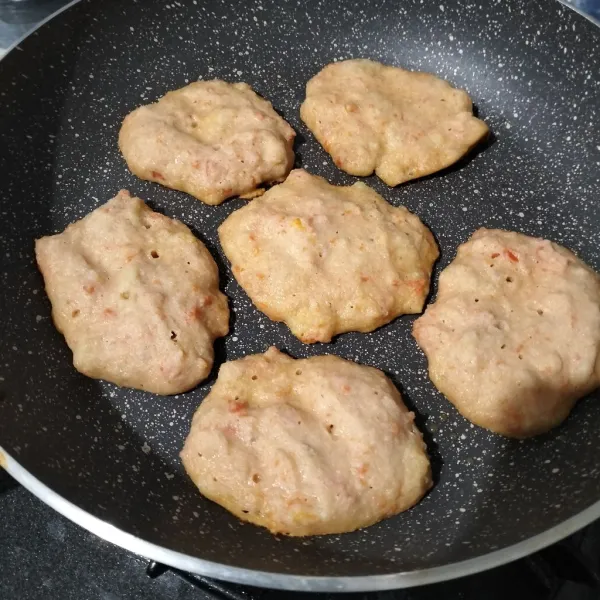 Panaskan teflon, oles tipis dengan margarin. Lalu ambil 1 sendok adonan, buat dadar kecil. Masak hingga matang dan siap dihidangkan.