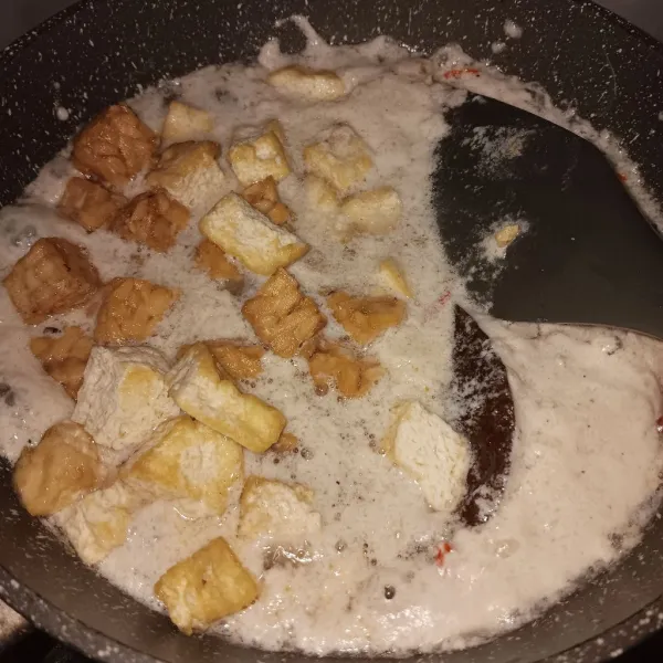 Masukkan tahu tempe. Masak dengan api sedang kecil.