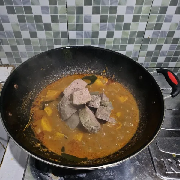 Masukkan juga hati sapi yang sudah di potong agak kecil. Masak hingga kentang empuk.