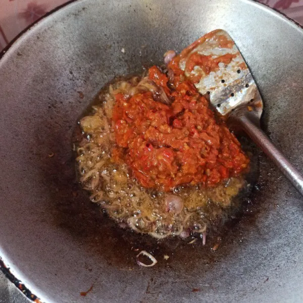 Masukkan sambal yang sudah dihaluskan aduk rata.