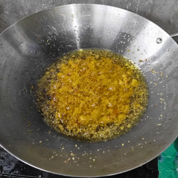 Goreng sisa bumbu ungkep sampai kecokelatan