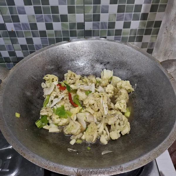 Masak hingga semua bahan empuk dan bumbu meresap. Koreksi rasanya, lalu matikan api.